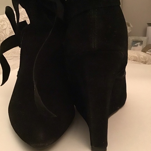 Vegan suede ankle boots, size 9,4 inch wedge heel. Has a tied bow tie in middle - Picture 9 of 10